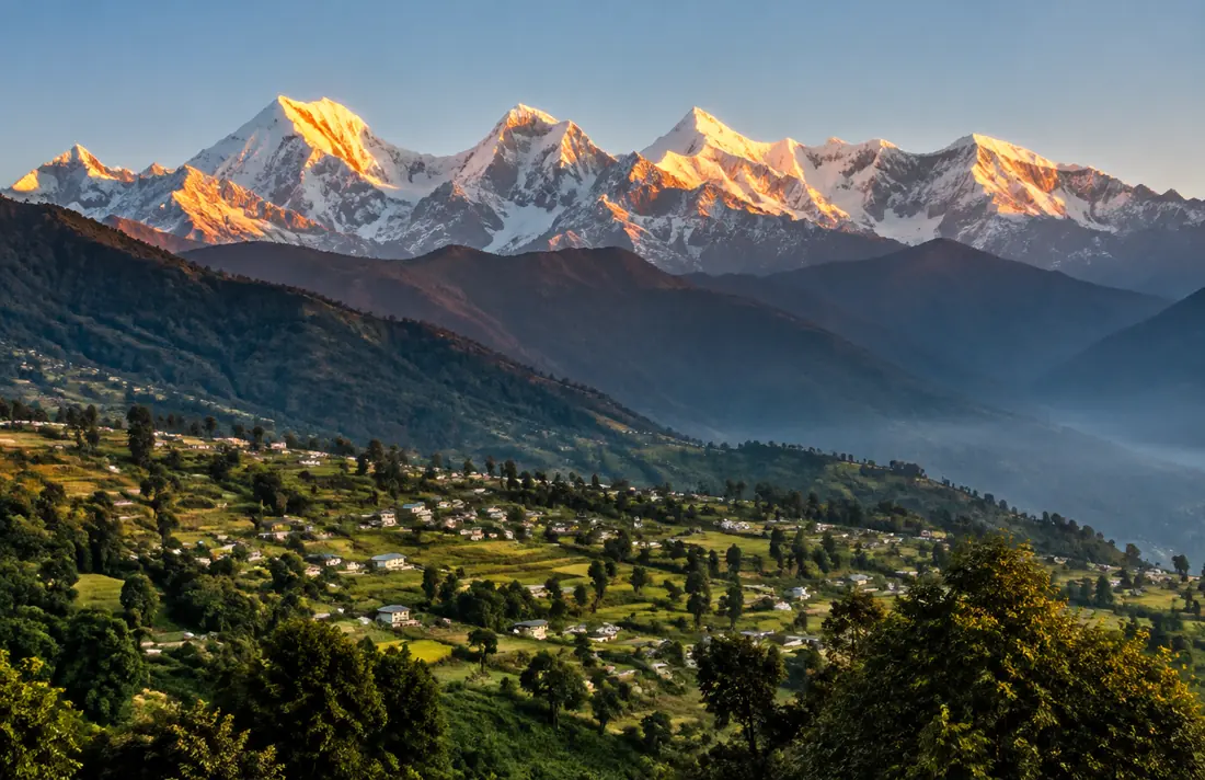 Panchachuli snow peaks rising above the green Munsiyari valley